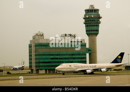 Eine Boeing 747 der Royal Saudi Airlines macht seinen Weg auf das Tor am Hong Kong International Airport. Stockfoto