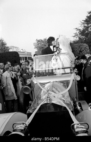 Gitarrist Alan Blakley der Tremeloes Pop Gruppe heiratete Lyn Stevens in St. Michael und all Angel Church in Sunninghill. Lord Montagu lieh ihnen Oldtimer fahren sie an der Rezeption. November 1969 Z11495-001 Stockfoto