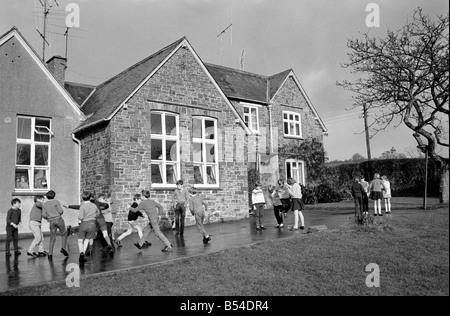 Viktorianische Schule Feature. Bray Gymnasium, Brayford, North Devon, das im Jahre 1873 eröffnet wurde. Kinder spielen im Freien die Victo Stockfoto