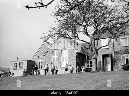 Viktorianische Schule Feature. Bray Gymnasium, Brayford, North Devon, das im Jahre 1873 eröffnet wurde. Kinder spielen im Freien die Victo Stockfoto