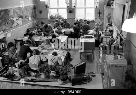 Victorian School-Funktion. Bray Gymnasium, Brayford, North Devon, das im Jahre 1873 eröffnet wurde. Gesamtansicht des Klassenzimmers. Dec Stockfoto