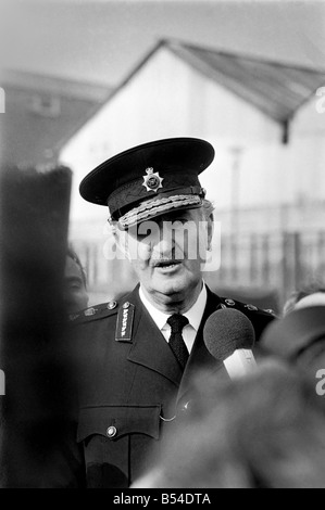 Belfast, Nordirland: Zu Sir Arthur Young der RUC Generalinspekteur, Shankill Road Sir Arthur Young im Gespräch mit Jugendlicher in der Shankill Road Belfast. Oktober 1969 Z10436-001 Stockfoto