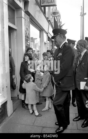 Belfast, Nordirland: Zu Sir Arthur Young der RUC Generalinspekteur, Shankill Road Sir Arthur Young im Gespräch mit Jugendlicher in der Shankill Road Belfast. Oktober 1969 Z10436-004 Stockfoto