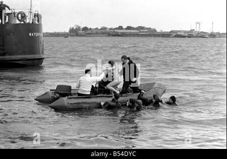 Unterhaltung. Militär Marine: Zwanzig Schiffe Taucher von HMS Hermes mit 14 jährige Janet Abercombie trat der englischen und walisischen Tauchen Champion, machen eine verbotene 45 ft Tauchen in Portsmouth Harbour aus dem oberen Deck der HMS Hermes. Es war alles zugunsten der Förderung Aufnahmen für eine Sonderausgabe von Thames Television "Opportunity Knocks" am 10. November untersucht werden. Janet im Wasser von Tauchern abgeholt. November 1969 Z10604-003 Stockfoto