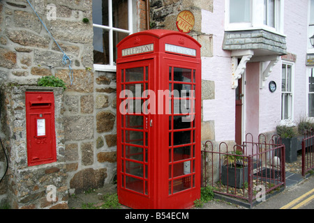 Britischen roten Briefkasten und Telefon-Box im Dorf Mousehole Cornwall England Stockfoto