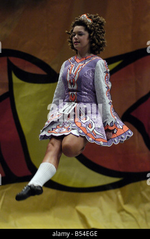Irish Dance WM April 2007 Konkurrenten bei den irischen Tanz-Weltmeisterschaften in der royal Concert Hall Glasgow Tänzer aus so fernen Ländern wie den USA Südafrika Australien und Kanada beteiligt waren Stockfoto