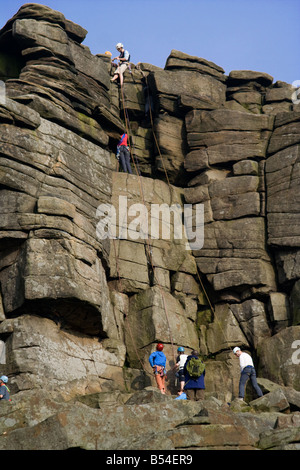 Bergsteiger auf Stanage edge Stockfoto