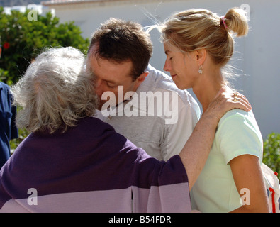 Die Eltern von Madeleine McCann, Gerry und Kate, abgebildet auf der Ortskirche in Praia de Luz, Portugal. 101 Tage nachdem der vier Jahre alte verloren gegangen ist. Stockfoto