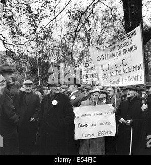 Hunderte von blinden Arbeitern inszeniert heute einen Protest in Belgrave Square, London, für bessere Löhne. Sie wollen eine Erhöhung des ú1.5. ein Stockfoto