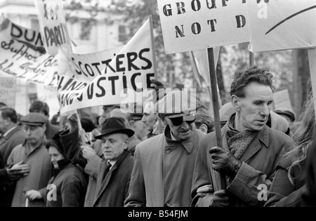 Hunderte von blinden Arbeitern inszeniert heute einen Protest in Belgrave Square, London, für bessere Löhne. Sie wollen eine Erhöhung des ú1.5. ein Stockfoto