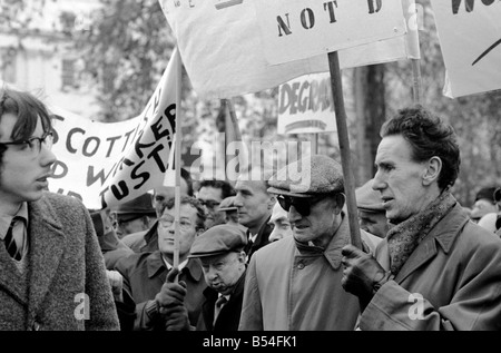 Hunderte von blinden Arbeitern inszeniert heute einen Protest in Belgrave Square, London, für bessere Löhne. Sie wollen eine Erhöhung des ú1.5. ein Stockfoto