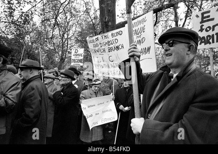 Hunderte von blinden Arbeitern inszeniert heute einen Protest in Belgrave Square, London, für bessere Löhne. Sie wollen eine Erhöhung des ú1.5. ein Stockfoto