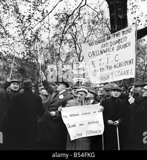 Hunderte von blinden Arbeitern inszeniert heute einen Protest in Belgrave Square, London, für bessere Löhne. Sie wollen eine Erhöhung des ú1.5. ein Stockfoto