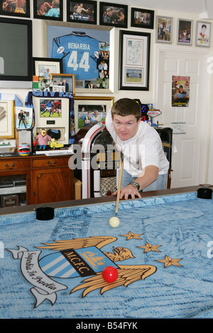 Boxweltmeister Ricky Hatton zu Hause in Hyde bedeckt 17. August 2007 Billard auf seinem eigens eingebrachten seiner geliebten Manchested Stadt Fußballmannschaft Stockfoto