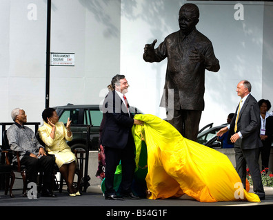 Nelson Mandela Statue Enthüllung im Parliament Square. Mit ihm auf der Hauptbühne waren Ken Livingstone, Premierminister Gordon Brown, Nelsons Ehefrau Graca Machel(yellow), Wendy Woods und Herrn Attenborough. Stockfoto