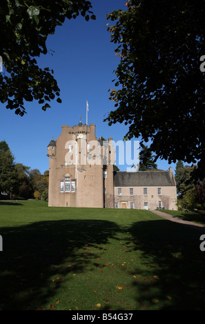 Außenansicht des Crathes Castle und einen Garten in der Nähe von Banchory, Aberdeenshire, Schottland, UK Stockfoto