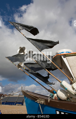 Fahnen an Bojen auf einem Fischerboot am Strand von Aldeburgh befestigt Stockfoto