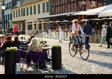 Radfahrer vorbei Straßencafé in der alten Stadt von Malmö Schweden Stockfoto