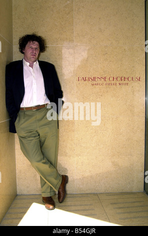 Marco Pierre White Koch und Restaurateur Juni 2001 vor seinem Restaurant Parisienne Chophouse in Knightsbridge Stockfoto