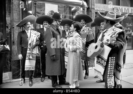 Als Teil des mexikanischen Woche in der Londoner Bond Street, die berühmten mexikanischen Botschafter der mexikanischen Song Maria De Lourdes, mit ihrer Truppe Stockfoto