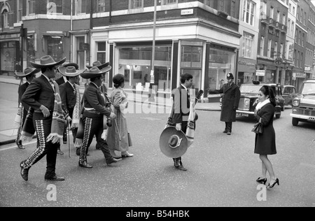 Als Teil des mexikanischen Woche in der Londoner Bond Street, die berühmten mexikanischen Botschafter der mexikanischen Song Maria De Lourdes, mit ihrer Truppe Stockfoto