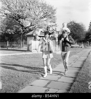 Familienfotos von Alan und Maureen Rothwell, mit Babys, Tody im Alter von 2 Jahren, und Ben im Alter von 16 Monaten, spielen auf der Schaukel und Rutschen bei ihrer örtlichen Spielplatz. ; November 1969; Z11219-006 Stockfoto