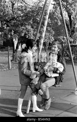 Familienfotos von Alan und Maureen Rothwell, mit Babys, Tody im Alter von 2 Jahren, und Ben im Alter von 16 Monaten, spielen auf der Schaukel und Rutschen bei ihrer örtlichen Spielplatz. ; November 1969; Z11219-007 Stockfoto