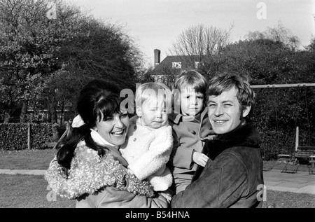 Familienfotos von Alan und Maureen Rothwell, mit Babys, Tody im Alter von 2 Jahren, und Ben im Alter von 16 Monaten, spielen auf der Schaukel und Rutschen bei ihrer örtlichen Spielplatz. ; November 1969; Z11219-008 Stockfoto