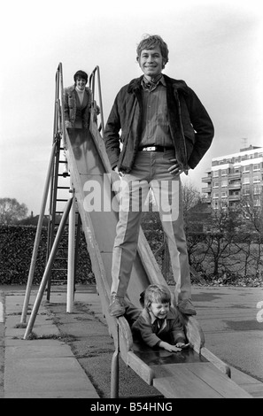 Familienfotos von Alan und Maureen Rothwell, mit Babys, Tody im Alter von 2 Jahren, und Ben im Alter von 16 Monaten, spielen auf der Schaukel und Rutschen bei ihrer örtlichen Spielplatz. ; November 1969; Z11219-010 Stockfoto