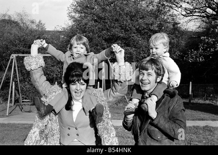 Familienfotos von Alan und Maureen Rothwell, mit Babys, Tody im Alter von 2 Jahren, und Ben im Alter von 16 Monaten, spielen auf der Schaukel und Rutschen bei ihrer örtlichen Spielplatz. ; November 1969; Z11219-010 Stockfoto