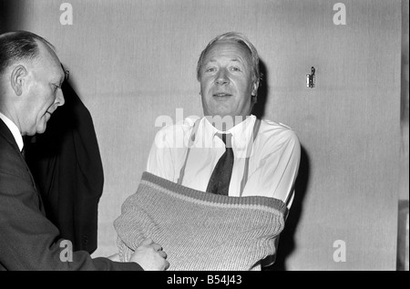 Tory Führer Edward Heath kaufte sich ein vorgezogenes Weihnachtsgeschenk, wenn er ein bisschen shopping, vor seinen Zug zurück Süd zu fangen, nachdem er in Manchester auf ein Mittagessen Engagement schneidigen Tat. Er verbrachte fünf Pfund um einen blauen Pullover zu kaufen, nach dem ersten Versuch auf einem braunen. Dezember 1969; Z11802-004 Stockfoto