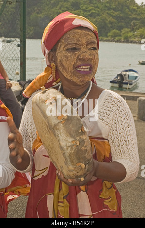 Indischen Ozean MAYOTTE Mamoudzah Frau spielt Tamburin in traditioneller Tracht mit dekorierten Gesicht Stockfoto