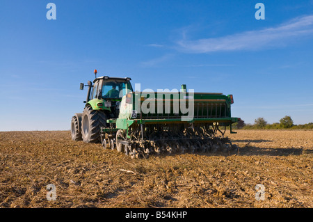 'Deutz-Fahr' Traktor Abschleppen "Great Plains" kombiniert Egge und Saatgut Bohrer - Aussaat Winterweizen, Indre-et-Loire, Frankreich. Stockfoto