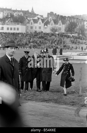 Swansea-Demonstration gegen den Besuch der Südafrika Rugby-Team und Apartheid. Polizisten begleitet zu Fuß Schaden/Unfall zu einer Amublance. November 1969 Z11072-001 Stockfoto