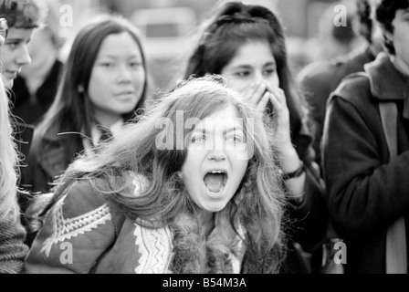 Anti-Apartheid Demonstration in Twickenham. Demonstranten in Springbok Rugby match bei Twickenham protestieren gegen den Besuch des Südafrika Rugby-Teams und die Apartheidpolitik. November 1969 Z11272-004 Stockfoto