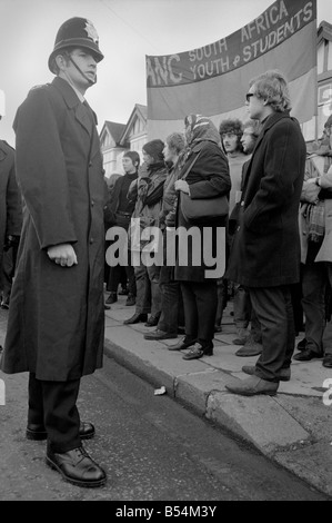 Anti-Apartheid Demonstration in Twickenham. Demonstranten in Springbok Rugby match bei Twickenham protestieren gegen den Besuch des Südafrika Rugby-Teams und die Apartheidpolitik. November 1969 Z11272 Stockfoto