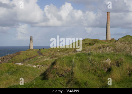 Fuß auf der South West Coast Path bei Levante Tin Mine und Strahl Motor, Cornwall Stockfoto