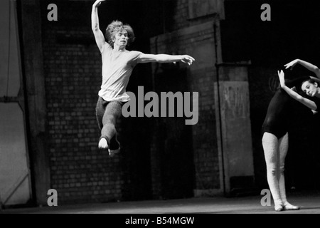 Unterhaltung Tanz. Das niederländische Nationalballett gibt erste Londoner Saison von 1 bis 6 Dezember 1969 am Sadler es Wells Theatre. Rudolf Nureyev ist die Gastkünstler in der Unternehmensleistung in George Balanchines "Apollon Musagete" wo er den Teil des Apollon (Apollo, Gott) gegenüber der führenden Ballerinen Olga De Haas (Muse of Dance) Sonja Marchiolli (Muse des Dramas) und Helene Pex (Muse der Musec) probt sie interpretiert John Taras der Direktor der Paris Opera Ballet und Stufen Apollon für das niederländische Nationalballett speziell für die Aufführung in London Stockfoto