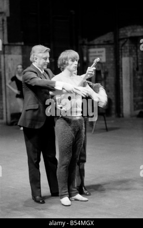 Unterhaltung Tanz. Das niederländische Nationalballett gibt erste Londoner Saison von 1 bis 6 Dezember 1969 am Sadler es Wells Theatre. Rudolf Nureyev ist die Gastkünstler in der Unternehmensleistung in George Balanchines "Apollon Musagete" wo er den Teil des Apollon (Apollo, Gott) gegenüber der führenden Ballerinen Olga De Haas (Muse of Dance) Sonja Marchiolli (Muse des Dramas) und Helene Pex (Muse der Musec) probt sie interpretiert John Taras der Direktor der Paris Opera Ballet und Stufen Apollon für das niederländische Nationalballett speziell für die Aufführung in London Stockfoto