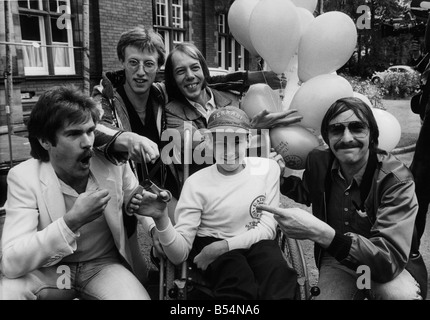 Behinderter Jugendlicher Steven Graham offiziell an den Start Radio Lollipop im Fleiming Memorial Hospital for Sick Children in Jesmond Newcastle Mitglieder der Tyneside Band Lindisfarne beobachtete die Öffnung l r Ray Jackson Ray Laidlaw Rod Clements und Alan Hull 23 08 82 Stockfoto