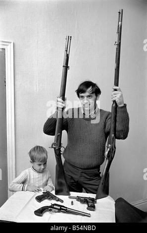 Brian Entwistle mit seinem Sohn, Nigel (5) und seine Sammlung von Waffen - ein Hand-Reproduktion-Kappe und Ball-Revolver, Brown Bess Moschus Stockfoto