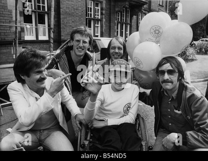 Behinderter Jugendlicher Steven Graham offiziell an den Start Radio Lollipop im Fleiming Memorial Hospital for Sick Children in Jesmond Newcastle Mitglieder der Tyneside Band Lindisfarne beobachtete die Öffnung l r Ray Jackson Ray Laidlaw Rod Clements und Alan Hull 23 08 82 Stockfoto