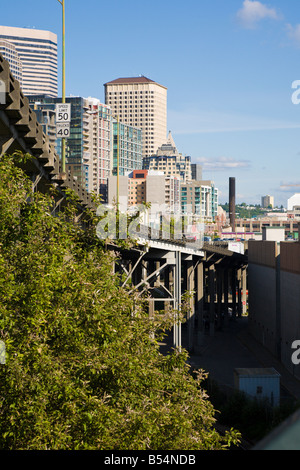 Highway 99, Alaskan Way Viaduct vor der Skyline von Seattle Stockfoto