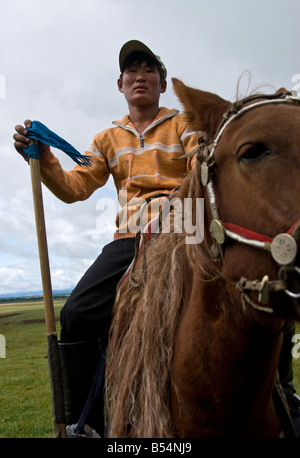 Junge Nomade auf einem Pferd Norden der Mongolei Stockfoto