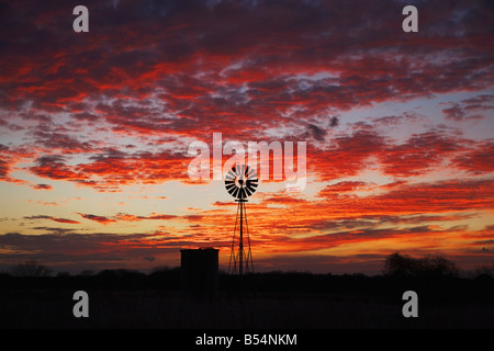 Windmühle bei Sonnenuntergang Sinton Fronleichnam Coastal Bend Texas USA Stockfoto