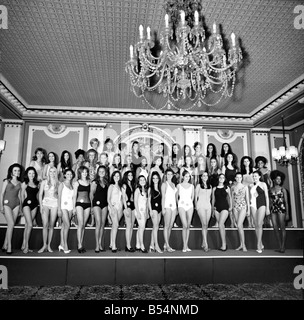 Miss Welt 1969. (links nach rechts: vordere Reihe) Die Misses, Argentinien, Australien, Österreich, Bahamas, Belgien, Brasilien, Kanada, Kolumbien, Costa Rica, Zypern, Tschechoslowakei, Dänemark, Dominikanische Republik, Ecuador, Finnland, Frankreich und Gambia. (von links nach rechts - Mitte Zeile) Die Misses, Deutschland, Gibraltar, Griechenland, Guyana, Holland, Island, Irland, Israel, Jamaika, Japan, Liberia, Luxemburg, Malta, Mexiko, Neuseeland, Nicaragua, und Nigeria. (von links nach rechts - hintere Reihe) Misses, Norwegen, Philippinen, Seychellen, Südafrika, Schweden, Tunesien, Türkei, Vereinigtes Königreich, Vereinigte Staaten von Amerika, Venezuela und Jugoslawien Stockfoto