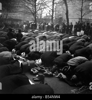 Auf einem trüben Nebel Dez. Tag zwischen fünf bis sieben tausend Muslime vieler Nationalitäten in ein Islamisches Kulturzentrum in montiert Stockfoto