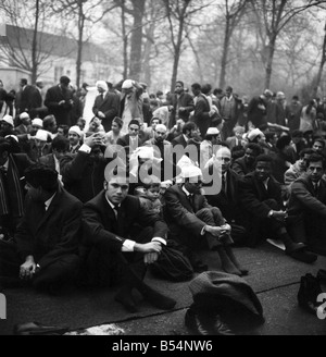 Auf einem trüben Nebel Dez. Tag zwischen fünf bis sieben tausend Muslime vieler Nationalitäten in ein Islamisches Kulturzentrum in montiert Stockfoto