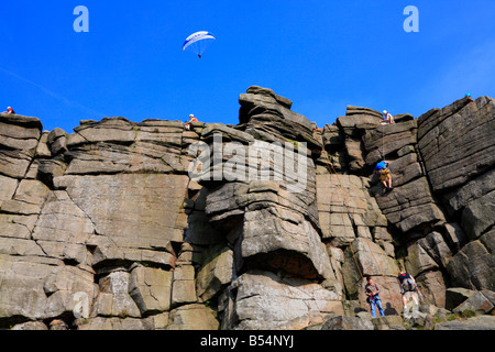 Gleitschirm- und Felskletterer am Stanage Edge bei Hathersage, Derbyshire, Peak District National Park, England, Großbritannien. Stockfoto