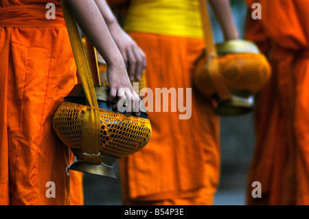 Mönche machen ihre täglichen Runden um Almosen von buddhistischen Anhänger In Luang Prabang zu erhalten Stockfoto